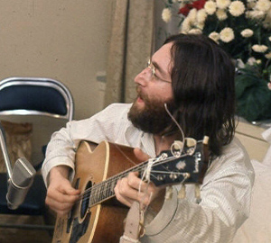John Lennon rehearses Give Peace A Chance by Roy Kerwood (CC)