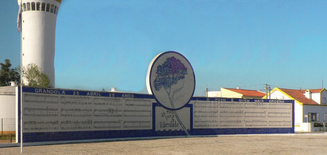 Mural en Grândola con la partitura de ''Grândola, Vila Morena''